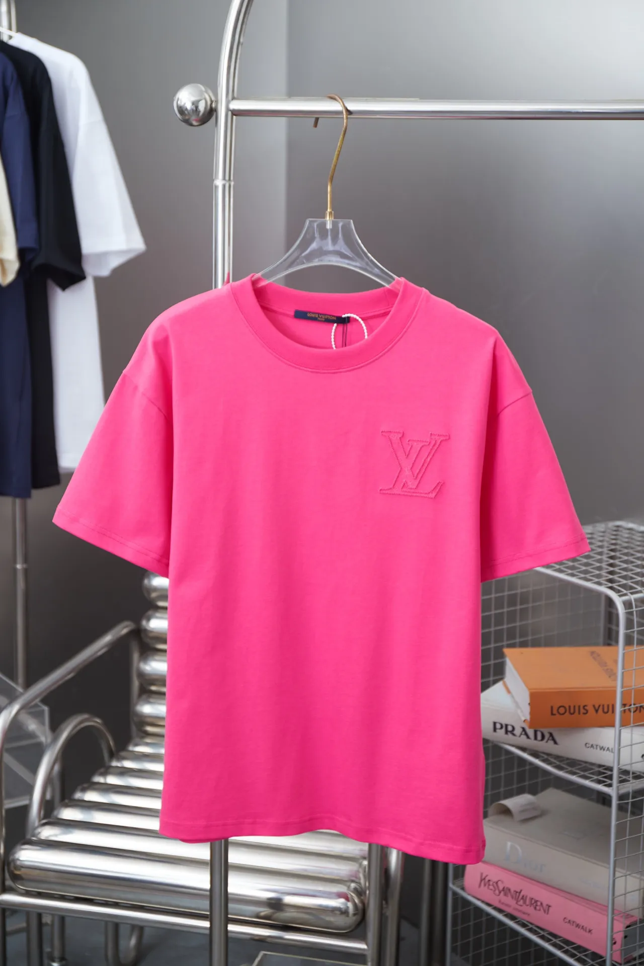 🅿️190 1V 25SS early spring new style Toothbrush embroidered logo short sleeves Light luxury essential item for daily commuting for men and women Correct version Welcome to compare Detailed features · 320g 100% pure cotton double yarn jersey fabric · Custom dyed in the same vat, special thickened 32 pieces double-strand 1X1 thread · Imported Tajima machine machine embroidery, toothbrush embroidered logo embroidery pattern + three-dimensional burnt flowers · Double-needle sewing and cross-seam technology · Original main mark, washed tag, brand moisture-proof paper packaging Color: black/white/pink Size: S/M/L/XLI